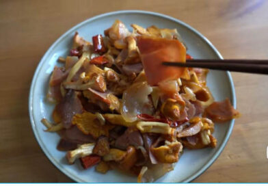 云南人在芬兰吃菌：  意大利帕尔马火腿小炒芬兰野生鸡油菌