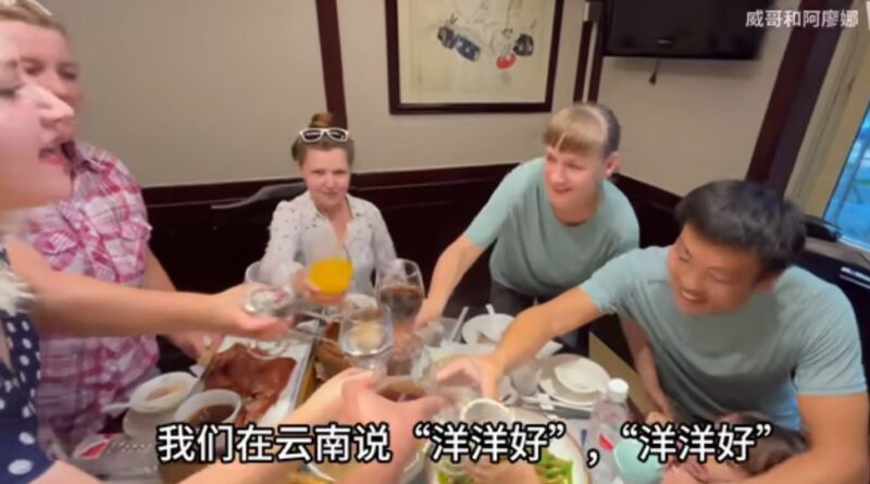 阿廖娜的乌克兰闺蜜首次来云南，餐桌同祝“样样好！”